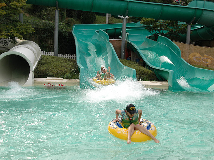 滑水车(Tube Ride)
坐在救生圈上沿着长长的滑道急速滑下
※身高120cm以上