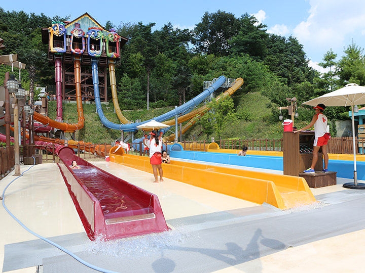 水上滑梯(Aqualoop)
无装备的情况下挑战下自由落体与空中旋转吧!