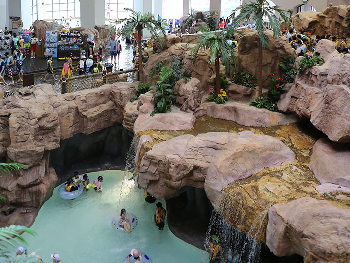 室内人工流水池(Indoor River Way)
120cm以下需穿救生衣、保护者同乘