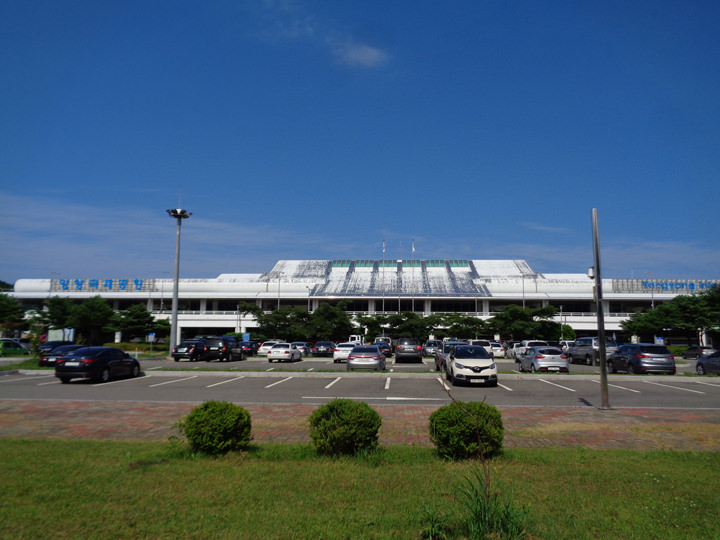 国际航线和国内航线出发大厅位于2层