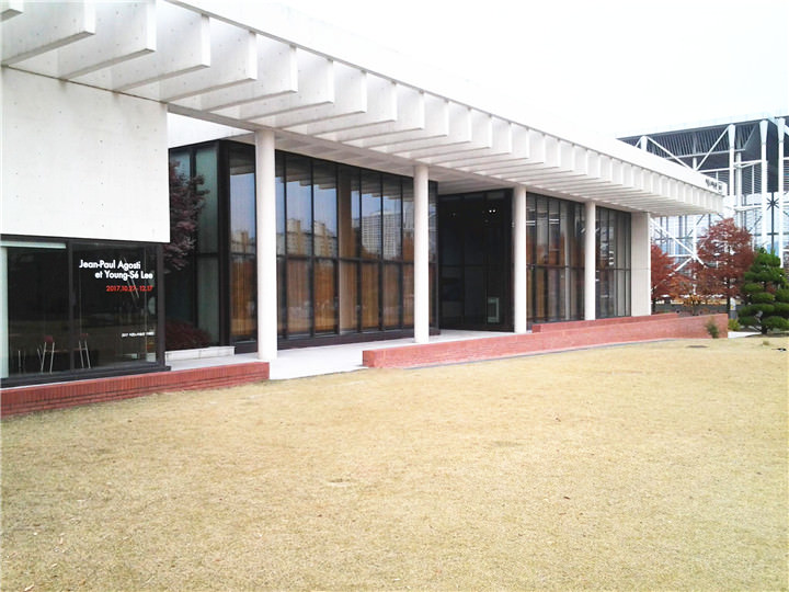 以白色为主题的建筑物
比想像中还大间