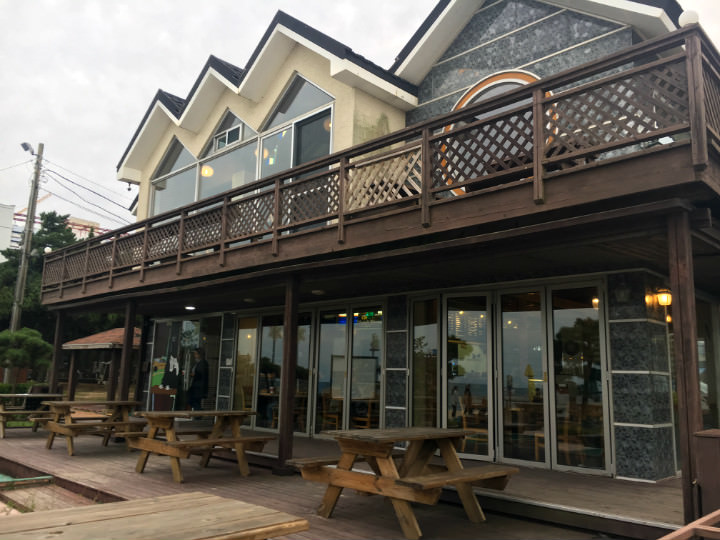 海水浴场尽头可爱的咖啡店