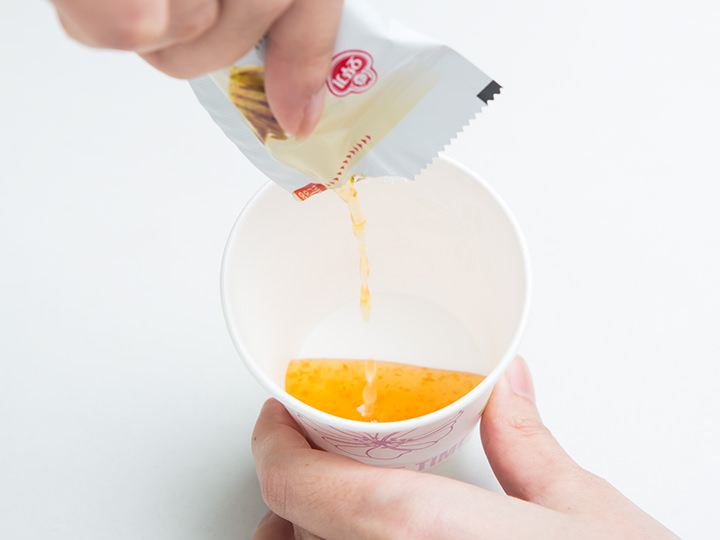 柚子茶呈现出亮丽的橙色