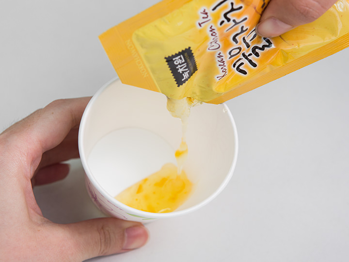 柚子茶呈现出鲜艳的黄色