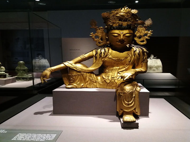 发现一座造型很嬉皮的佛像,果然文化是多种多样啊.