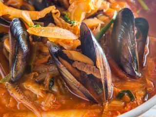 海鲜面里红蛤、鱿鱼等材料丰富