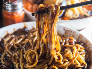 微甜筋道的炸酱面深受欢迎