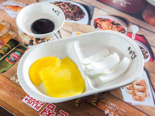 小菜腌萝卜和生洋葱还有炸酱