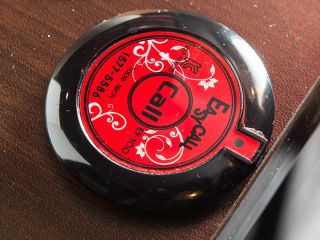 每个桌上都有铃，按下后服务员会过来