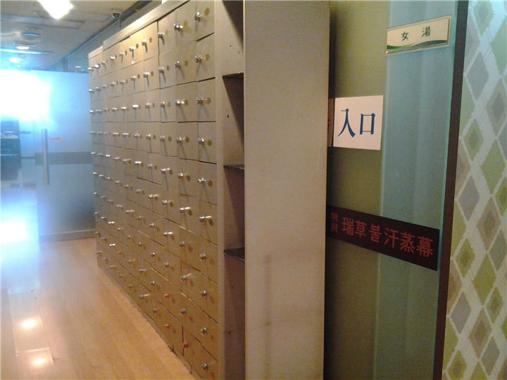 换鞋室和女汤入口处