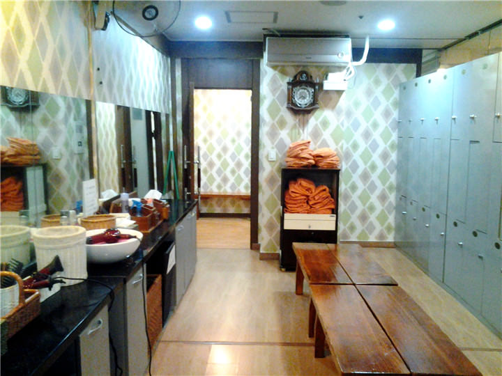 更衣室是在这更换衣服很害羞