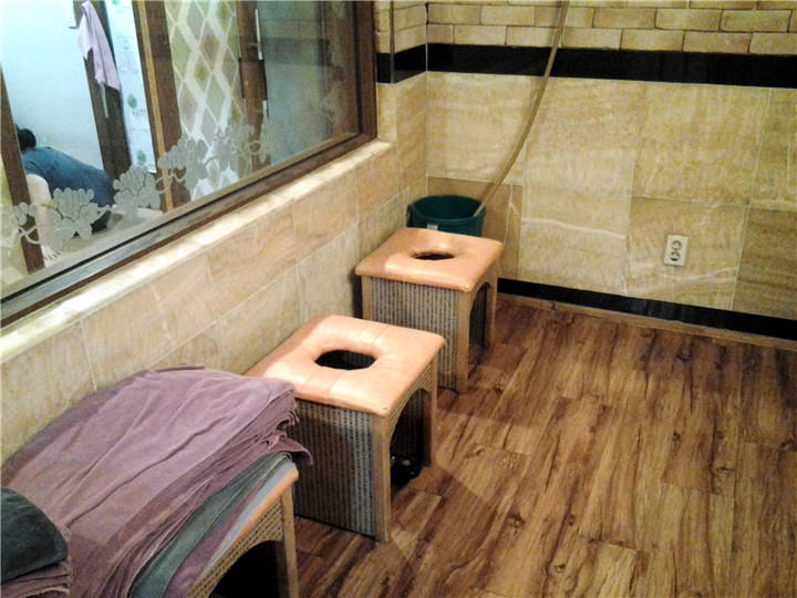 漏洞的椅子
下方有锅子熬煮艾草中药