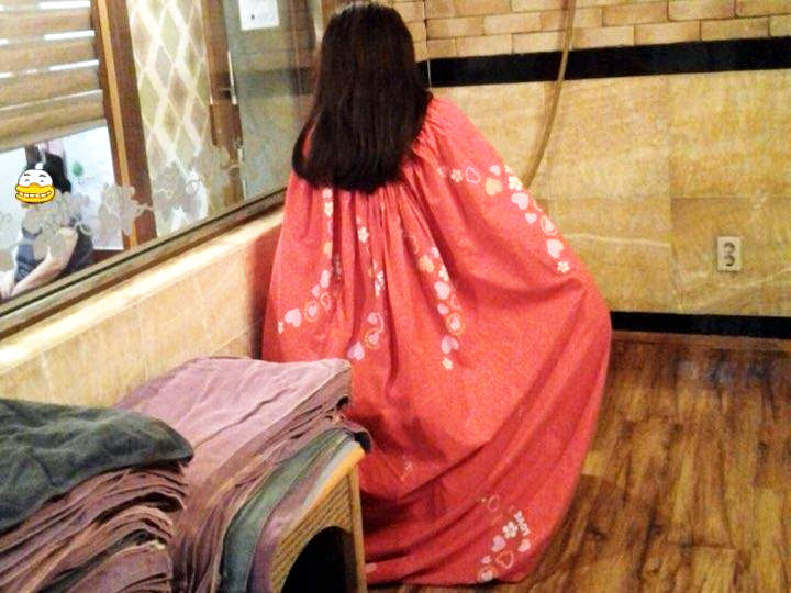 这大斗篷像是大被单披在身上
可自行变换姿势但小心脚下锅子