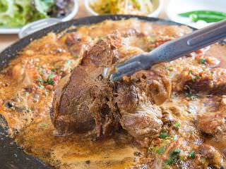 在铁板上猪排和肉汁咕嘟咕嘟一起烹制