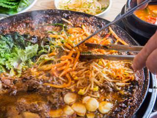 将吃剩的肉汤加入蔬菜