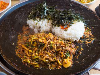 再加上米饭和少许包菜酱、海苔