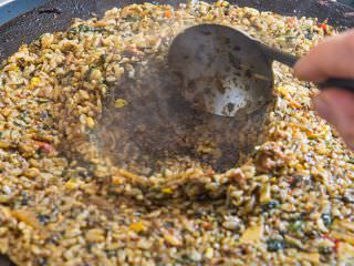 搅拌抄完之后在中央空出一块地方