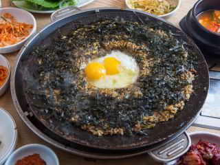 在中间加入鸡蛋，最后再撒上海苔，完成