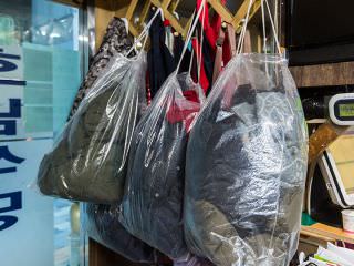 将衣物放入大塑料袋内防止沾上气味，在入口处保管