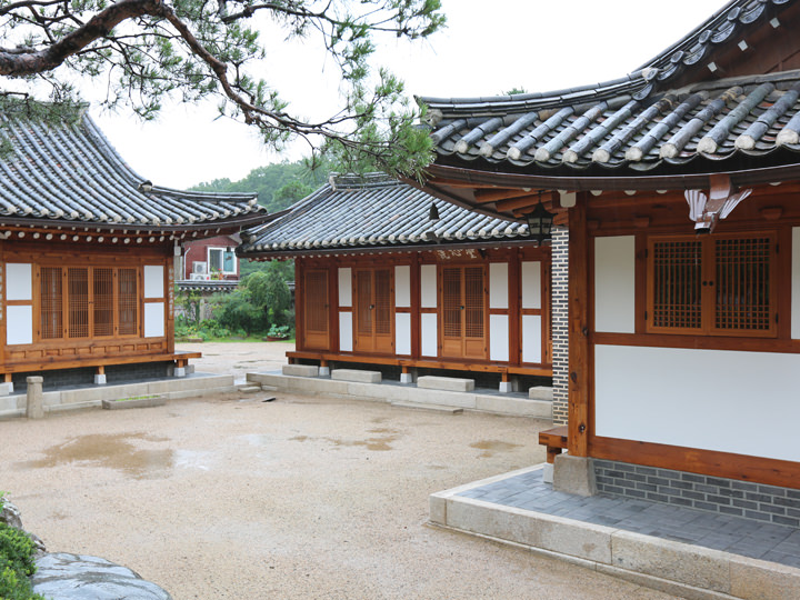 透过窗子可以看到"隐德文化院"的韩屋和庭院