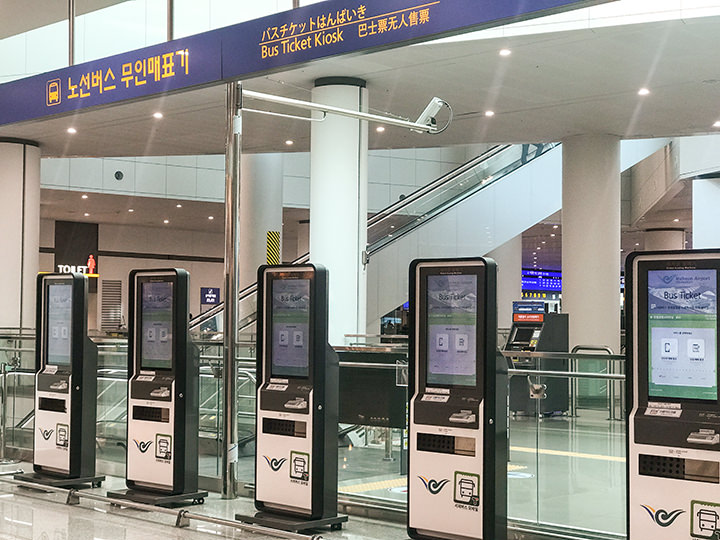 一整排的无人售票机