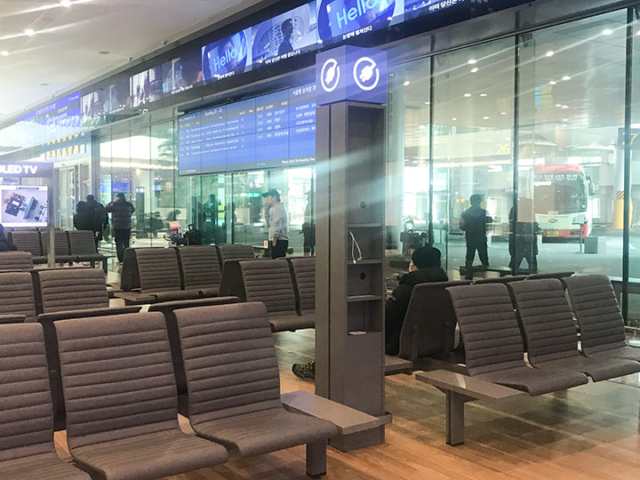 候车厅随处可见充电的地方,安卓和苹果手机皆可使用