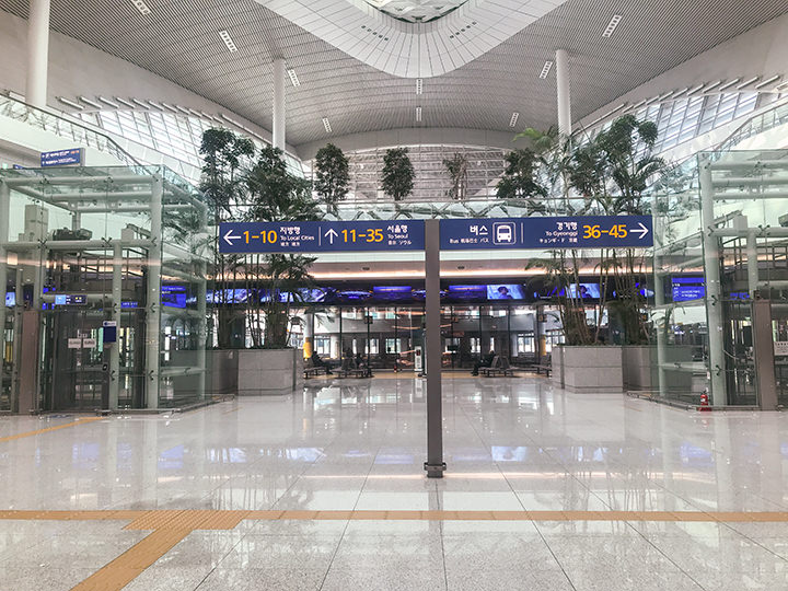 看到这个标牌后直进就是机场大巴候车厅