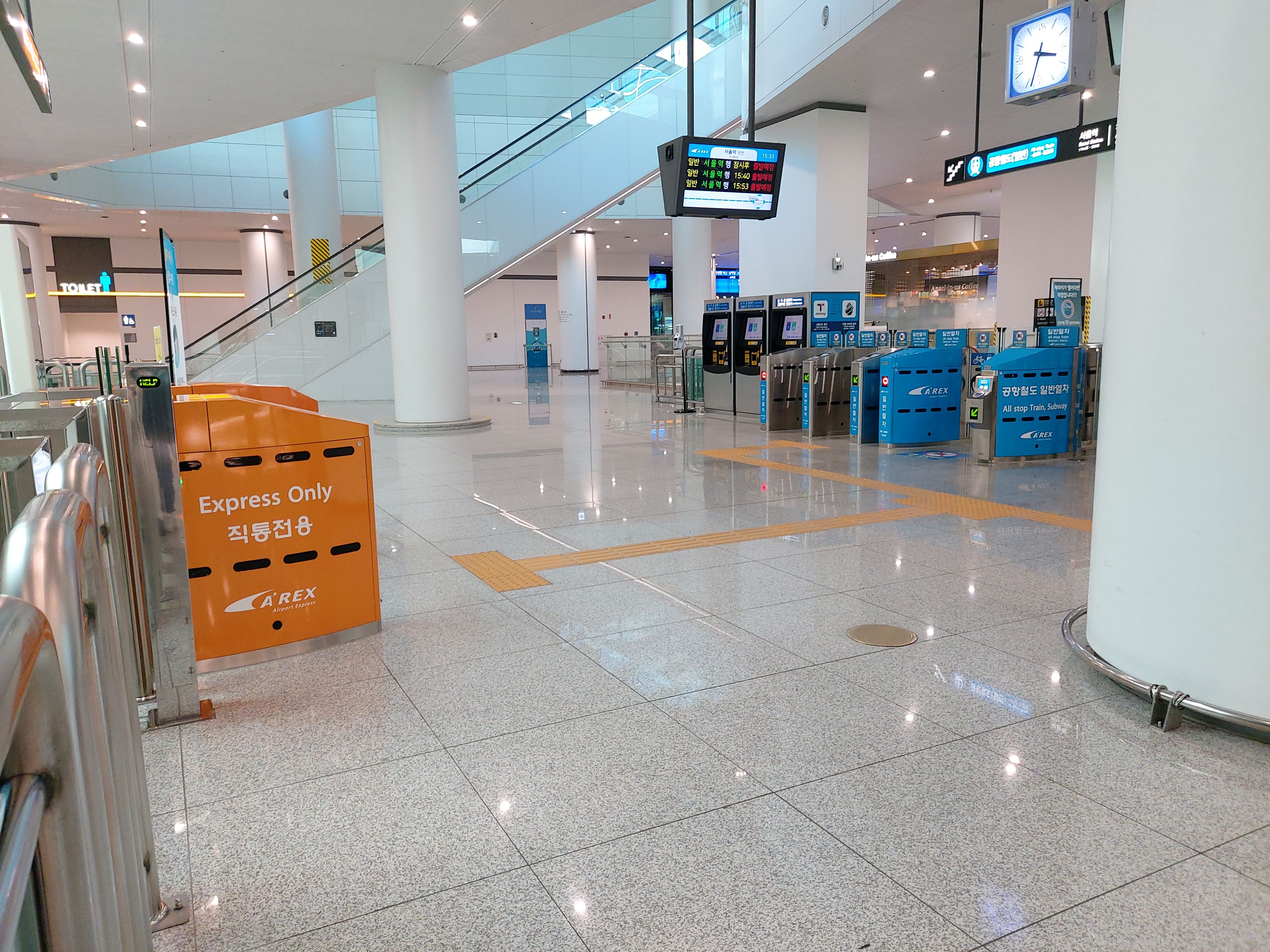 再向前下电梯就是机场快线AREX一般列车与直达列车搭乘处