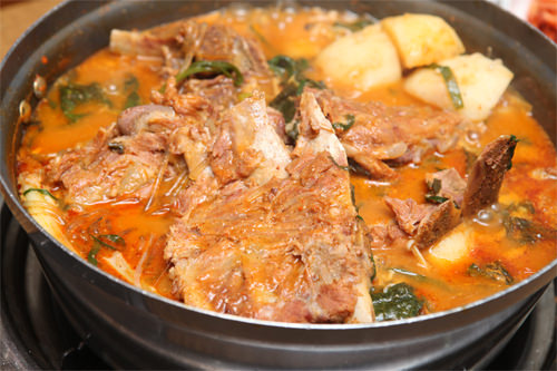 藏在汤底的大块脊骨