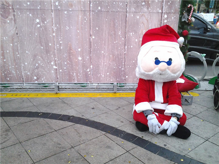 这圣诞老公公已累坐在地上哈哈