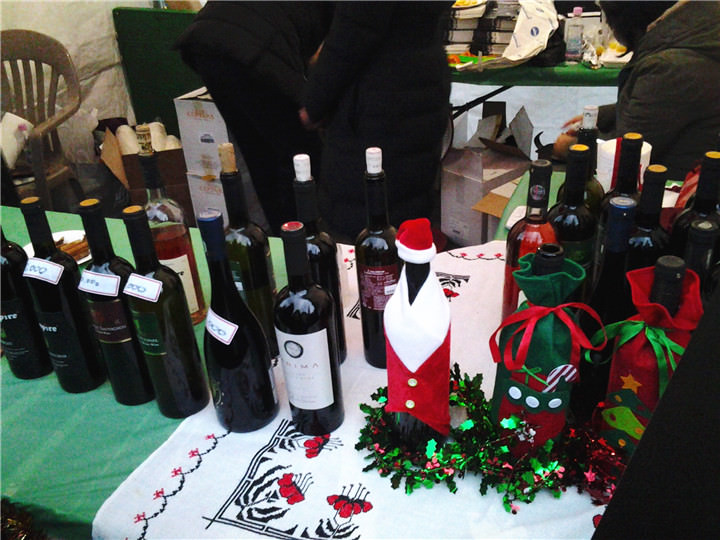 穿了圣诞装小酒瓶