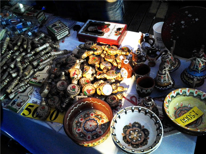 一个一个精致可爱的木制艺术小品和陶制品