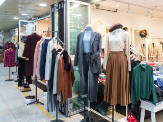 服饰类、眼镜和各种杂货店种类多样