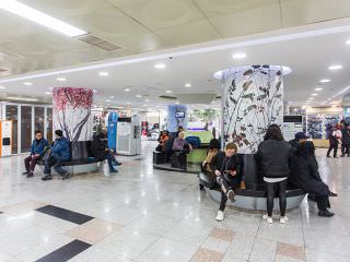 可以坐下休息片刻