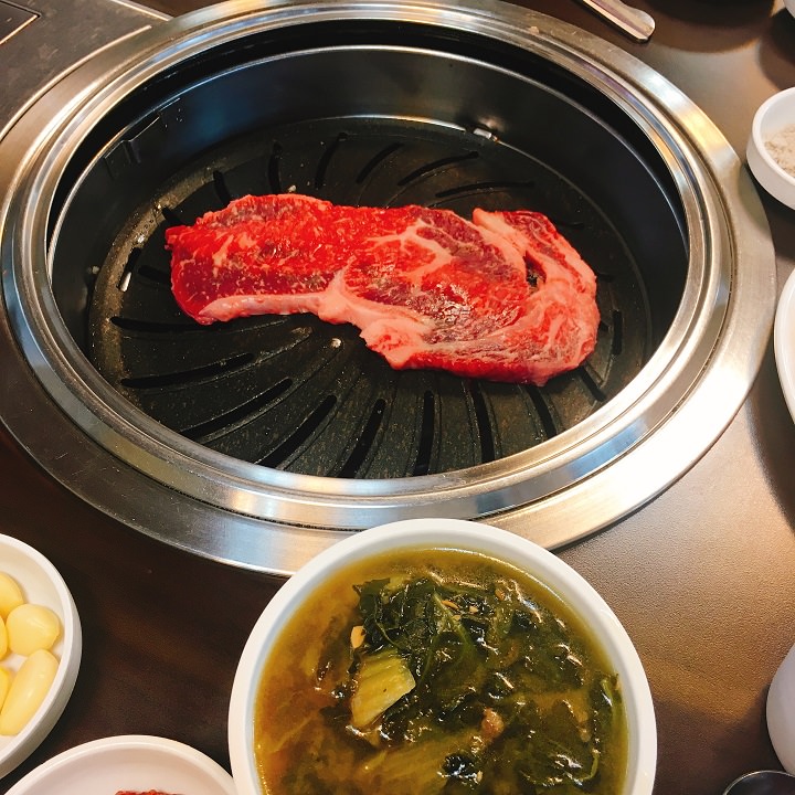 鲜红味美的新鲜韩牛