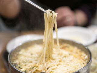“CentralCity”候车室刀切面美食店“老手”