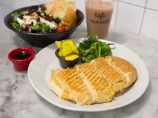“CentralCity”候车室人气早午餐餐厅“cafe MAMAS”