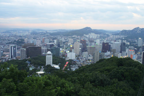 从蚕头峰PHOTO ISLAND展望台看到的首尔市