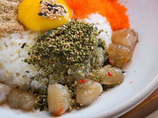 将虾肉与米饭细心搅拌后吃起来会格外美味