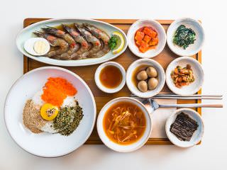 “舞月饭桌”的主打菜单“酱虾盖饭”