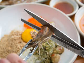 将虾去头去尾后再剪成合适的大小