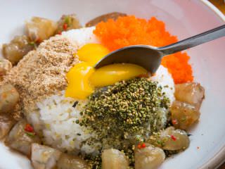 将蛋黄、鱼籽和各种拌料与米饭均匀搅拌