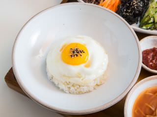 附上芝麻油香的煎蛋