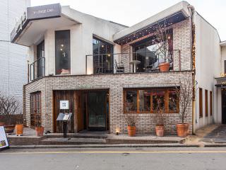 店铺外观。“舞月饭桌”位于该建筑1层