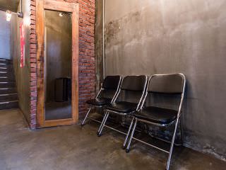 通向2层的楼梯旁设有候餐席