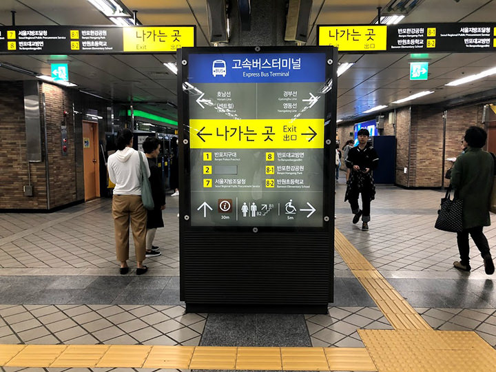 出了3号检票口后直走,看见向导牌上标志的箭头,向右直走