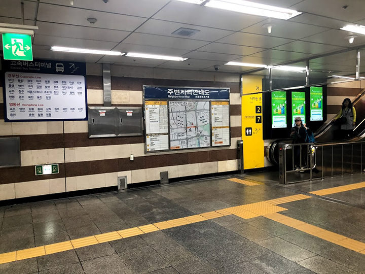 利用2、7号出口方向的自动扶梯