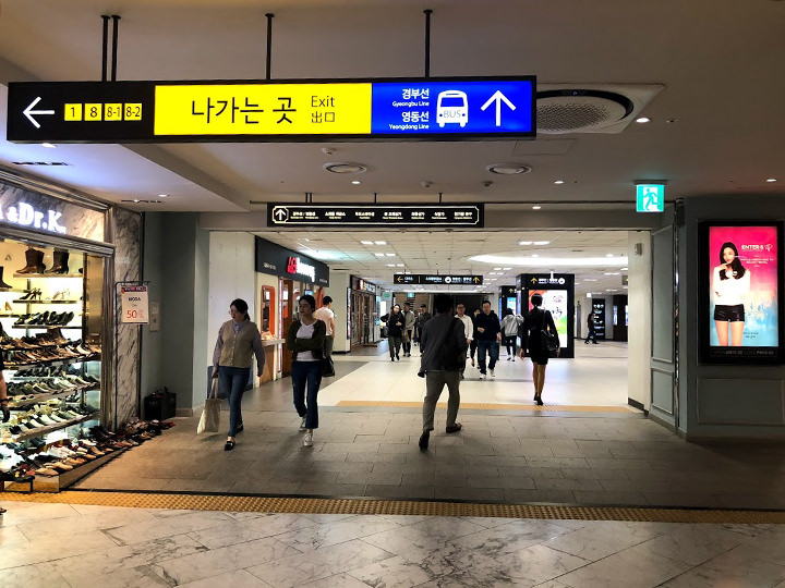 从自动扶梯下来后,跟着头顶的标志直行