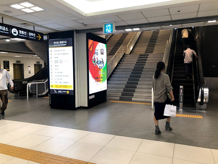 直走后搭乘扶梯