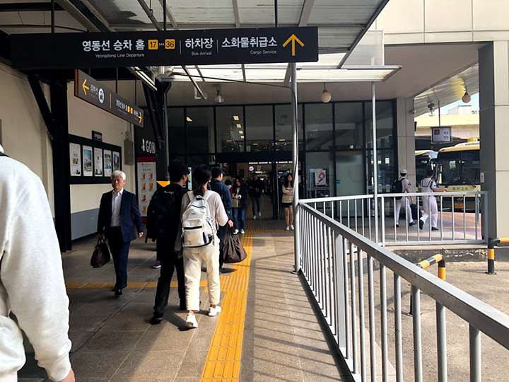 沿着岭东线乘车站(17 ~ 36),可通向外面的连接通道